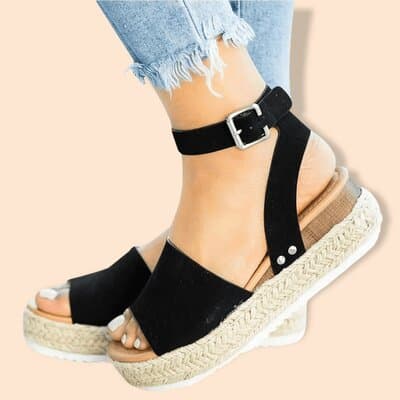 How to Wear Wedge Sandals with Skinny Jeans?